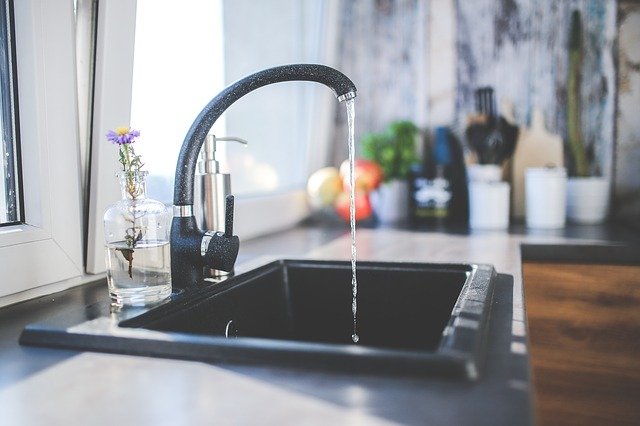 כיצד לבחור מערכת לטיהור מים לברזים בבית?